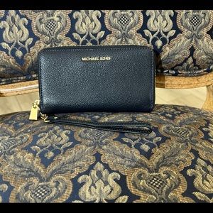 New MICHAEL KORS NAVY zip around wallet wristlet, pebbled leather, A+ organized